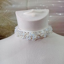 Elegancki naszyjnik typu choker z białym kamieniem księżycowym