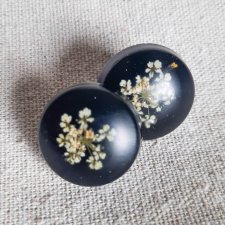 Okrągłe, czarne kolczyki z Kwiatami. Wkrętki. Sztyfty