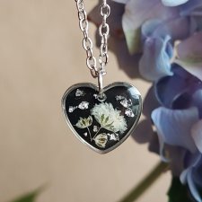 Srebrna zawieszka serce srebrny wisiorek serduszko naszyjnik suszone kwiaty żywica naturalna biżuteria czarne czarna gipsówka