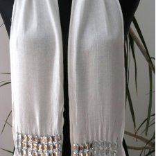 Biały szal z kamieniami