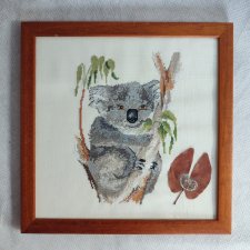 Obraz haftowany-szklo-drewno-koala