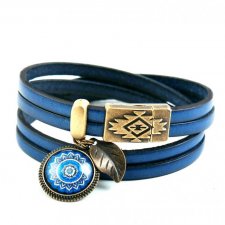 Skórzana bransoletka z zawieszkami, w kolorze niebieskim-dżinsowym