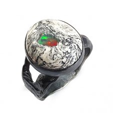 TĘCZOWY OPAL W BIAŁEJ SKALE