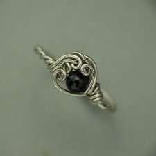 Pierścionek regulowany czarny onyks, wire wrapping stal chirurgiczna