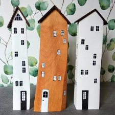 Krzywe domki - dekoracja z drewna.
