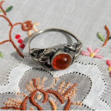 Stary pierścionek, bursztyn bałtycki, srebro, r.14, vintage