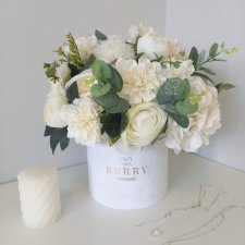 Mix kwiatów w białym maxi boxie