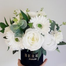 Mix białych kwiatów w czarnym midi boxie