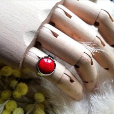 CERAMICZNYM PIERŚCIONEK Z CZERWONYM OCZKIEM na srebrnej obrączce ze stali chirurgicznej regulowanej BIŻUTERIA AUTORSKA GAIA-CERAMIKA