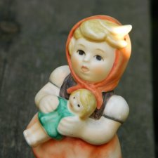 GOEBEL DZIEWCZYNKA Z LALKĄ HUMMEL 1967  PORCELANOWA FIGURKA KOLEKCJONERSKA * 239/B