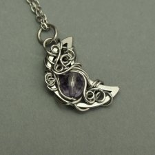 Wisiorek księżyc liliowy ametyst, półksiężyc, wire wrapping, stal chirurgiczna, unikatowy, lunula