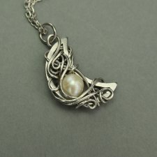 Wisiorek księżyc z perłą, półksiężyc, wire wrapping, stal chirurgiczna, unikatowy, lunula, perła