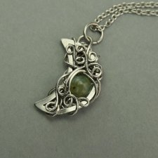 Wisiorek księżyc szmaragd, półksiężyc, wire wrapping, stal chirurgiczna, unikatowy, lunula