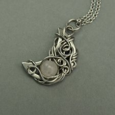 Wisiorek księżyc kwarc różowy półksiężyc, wire wrapping, stal chirurgiczna, unikatowy, lunula