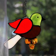 Ptak, czerwono-zielony ptaszek, witraż Tiffany z bursztynem, bursztyn bałtycki