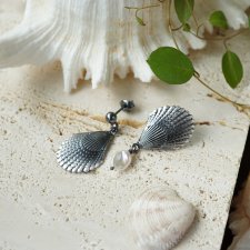 Na plaży w Sopocie - asymetryczne, srebrne kolczyki sztyfty z perłą