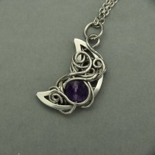 Wisiorek księżyc fioletowy ametyst, półksiężyc, wire wrapping, stal chirurgiczna, unikatowy, lunula