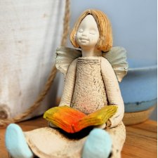 Anioł ceramiczny siedzący z książką, figurka, ceramika biskwit