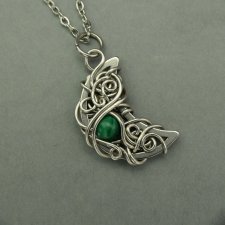 Wisiorek księżyc zielony malachit, półksiężyc, wire wrapping, stal chirurgiczna, unikatowy, lunula
