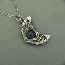 Wisiorek księżyc niebieski dumortieryt, półksiężyc, wire wrapping, stal chirurgiczna, unikatowy, lunula