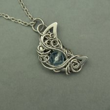 Wisiorek księżyc błękitny topaz półksiężyc, wire wrapping, stal chirurgiczna, unikatowy, lunula