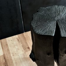 Pień jabłoni opalany stoliczek