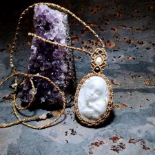 Leśna Bogini i Wilk biało - złota porcelanowa słowiańska kamea z perłą ~ DelfinaDolls & mikro makrama