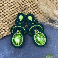 Kolczyki sutasz w kolorze butelkowej zieleni, jasnej zieleni i brązów. Długie, wiszące.