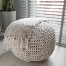 Pufa w kolorze ecru. Okrągła otomana, poduszka podłogowa do relaksu w sypialni lub pokoju dziecięcym. Oryginalny stolik kawowy w formie p