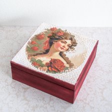 Pudełko drewniane - Dama wśród róż