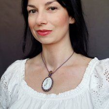 LISEK Portret porcelanowy z ametystami i perłą delfina dolls mikro makrama