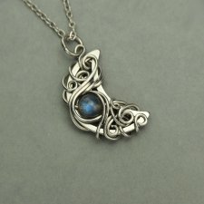 Wisiorek księżyc z niebieskim labradorytem, półksiężyc, wire wrapping, stal chirurgiczna, unikatowy, lunula, labradoryt