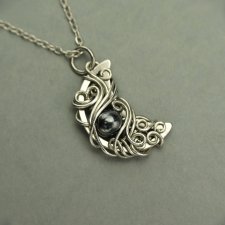 Wisiorek księżyc hematyt, półksiężyc, wire wrapping, stal chirurgiczna, unikatowy, lunula