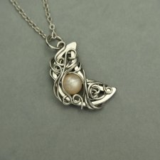 Wisiorek księżyc kamień słoneczny półksiężyc, wire wrapping, stal chirurgiczna, unikatowy, lunula