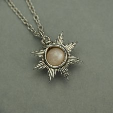 Mały wisiorek słoneczko kamień słoneczny, wire wrapping, stal chirurgiczna, słońce