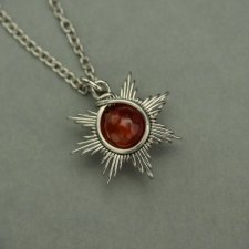 Mały wisiorek słoneczko czerwony karneol, wire wrapping, stal chirurgiczna, słońce