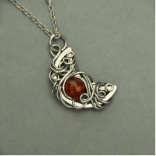 Wisiorek księżyc czerwony karneol, półksiężyc, wire wrapping, stal chirurgiczna, unikatowy, lunula