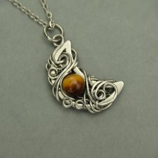 Wisiorek księżyc tygrysie oko, półksiężyc, wire wrapping, stal chirurgiczna, unikatowy, lunula