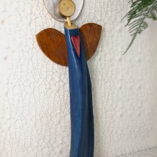 Dekoracyjny anioł z drewna w niebieskiej sukience.