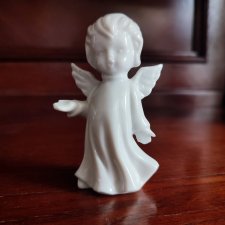 aniołek z białej porcelany