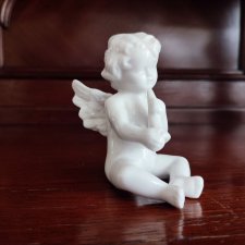 porcelanowy-siedzący aniołek