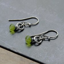 Peridot. Drobne surowe kolczyki.