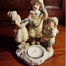 Figurka świąteczna -trójka dzieci grających i śpiewających