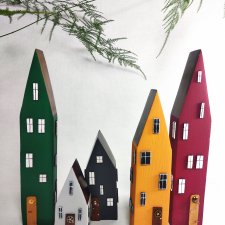 Kolorowe kamieniczki. Dekoracja z drewna.