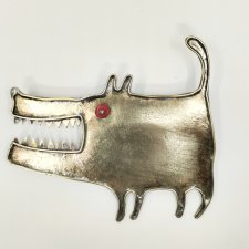 Pies zębaty, broszka