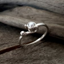 Point srebrny pierścionek z perłą naturalną