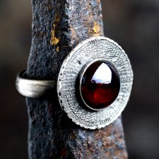 Srebrny pierścionek tribal z naturalnym kamieniem, granat