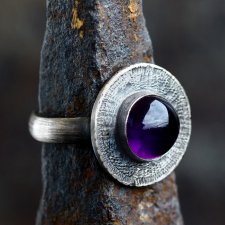 Srebrny pierścionek tribal z naturalnym kamieniem, ametyst