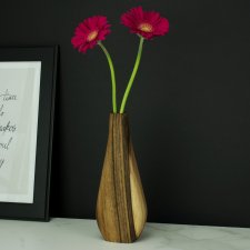 Drewniany wazon z orzecha na suszone i świeże kwiaty
