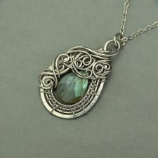 Wisiorek z labradorytem, wire wrapping, stal chirurgiczna, labradoryt